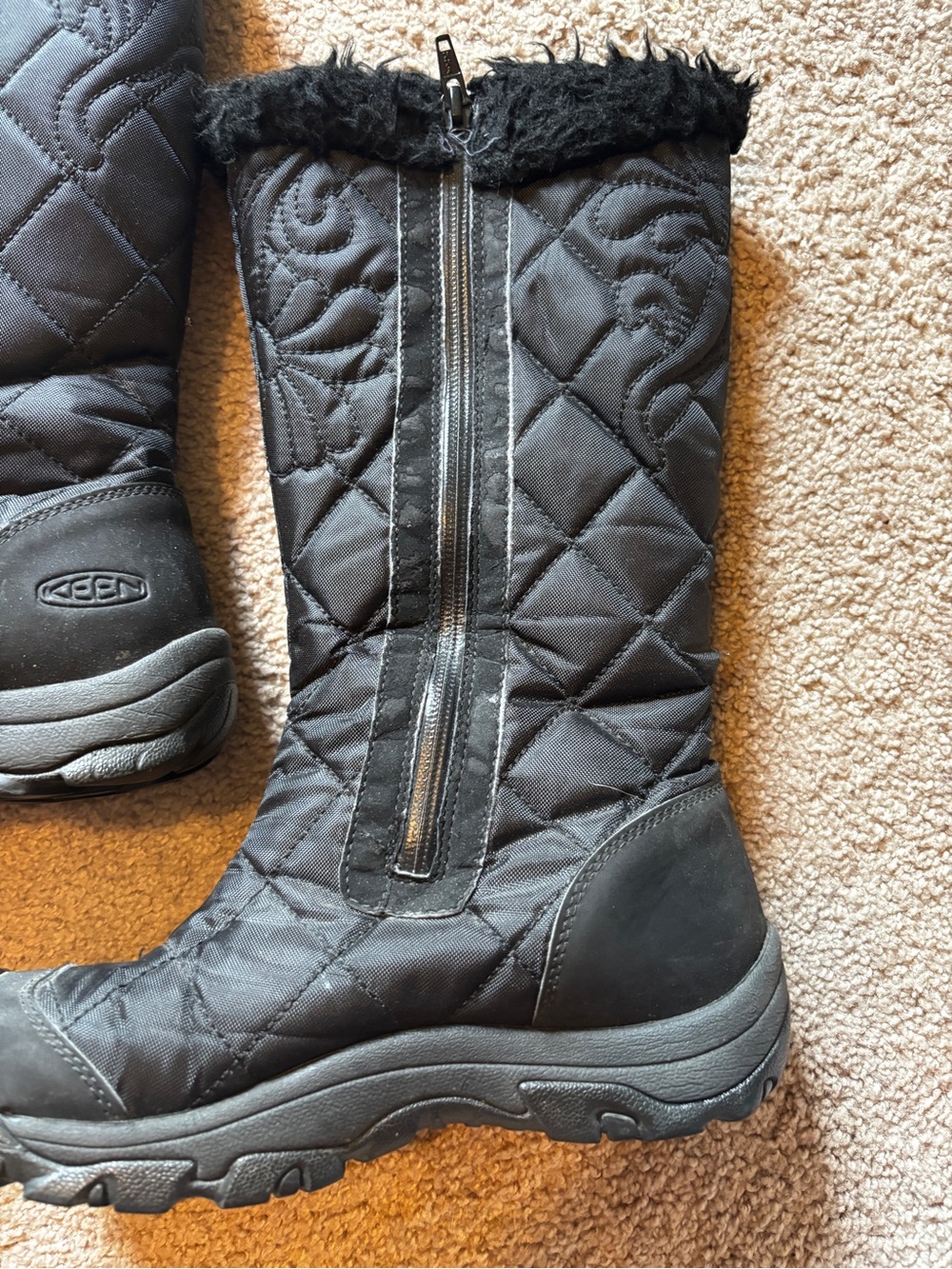 Keen Black Quilted Women's Winter Boots with Faux Fur Trim - Picture 2 of 7